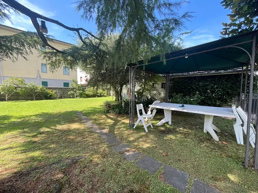 Immagine 7 di Villa in vendita  a Lucca