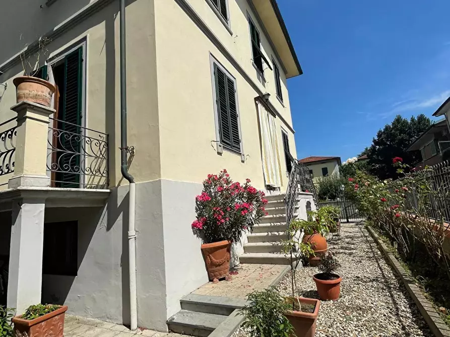 Immagine 12 di Villa in vendita  a Lucca