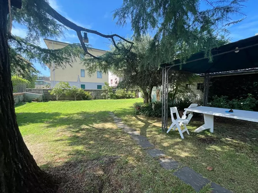 Immagine 6 di Villa in vendita  a Lucca