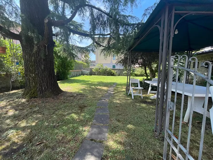 Immagine 5 di Villa in vendita  a Lucca