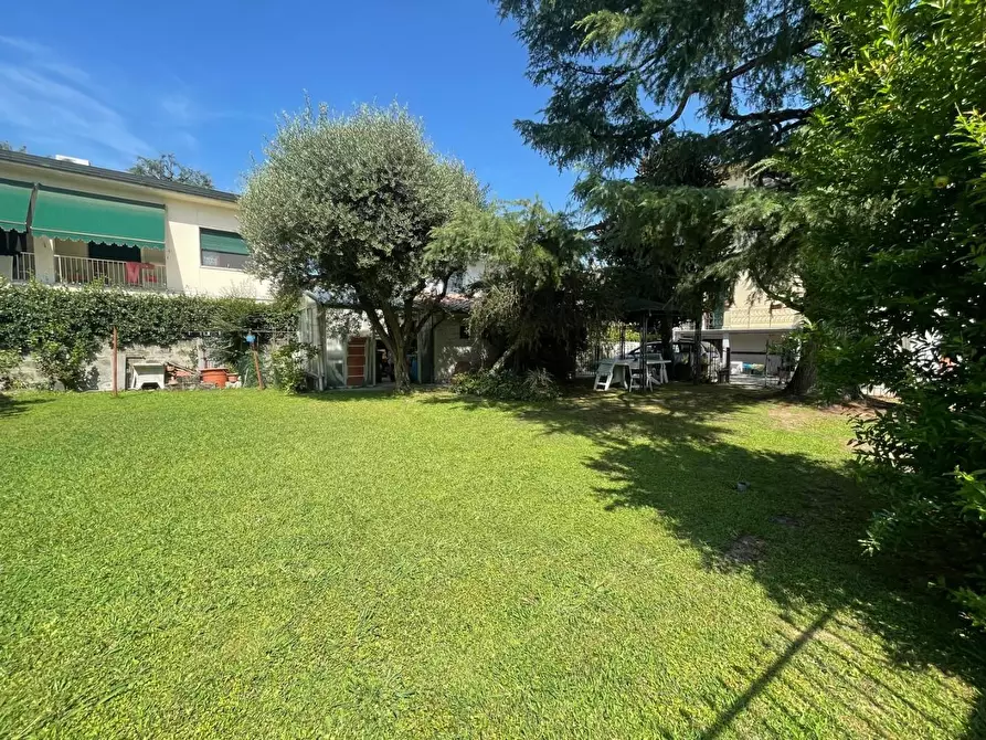 Immagine 2 di Villa in vendita  a Lucca