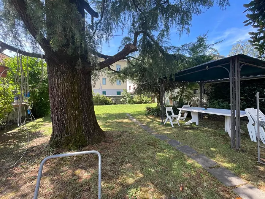 Immagine 4 di Villa in vendita  a Lucca