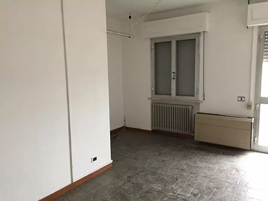 Immagine 2 di Attività artigianale in affitto  a Santa Maria A Monte