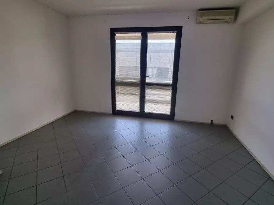 Immagine 2 di Ufficio in vendita  a San Giuliano Terme