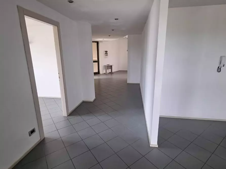 Immagine 8 di Ufficio in vendita  a San Giuliano Terme