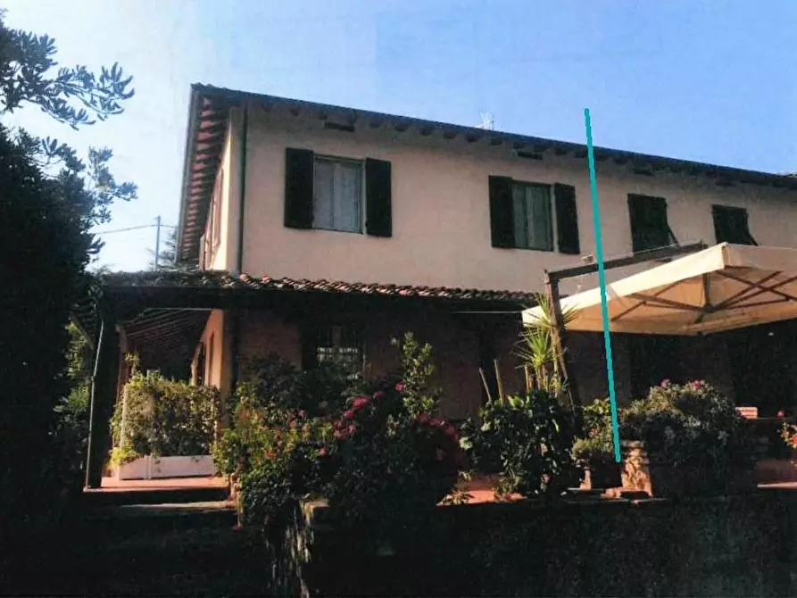 Immagine 1 di Casa bifamiliare in vendita  a Lucca