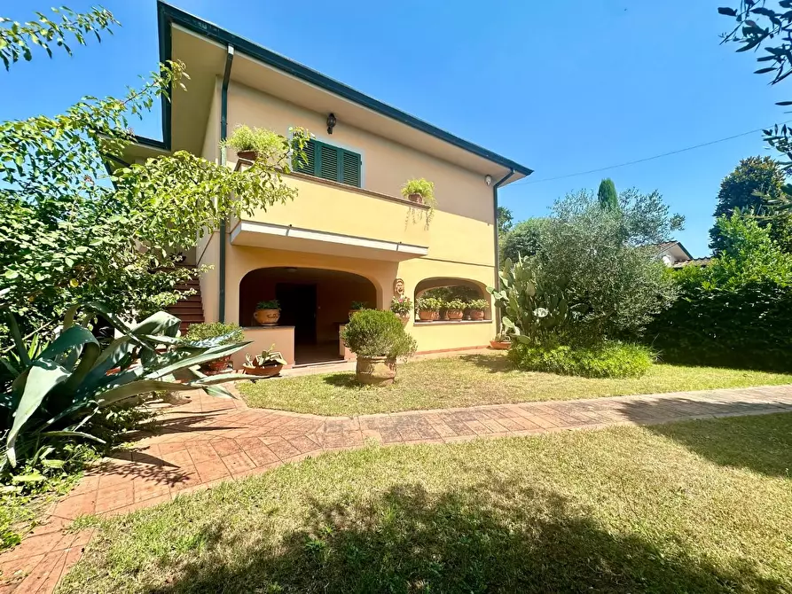 Immagine 1 di Villa in vendita  a Capannori