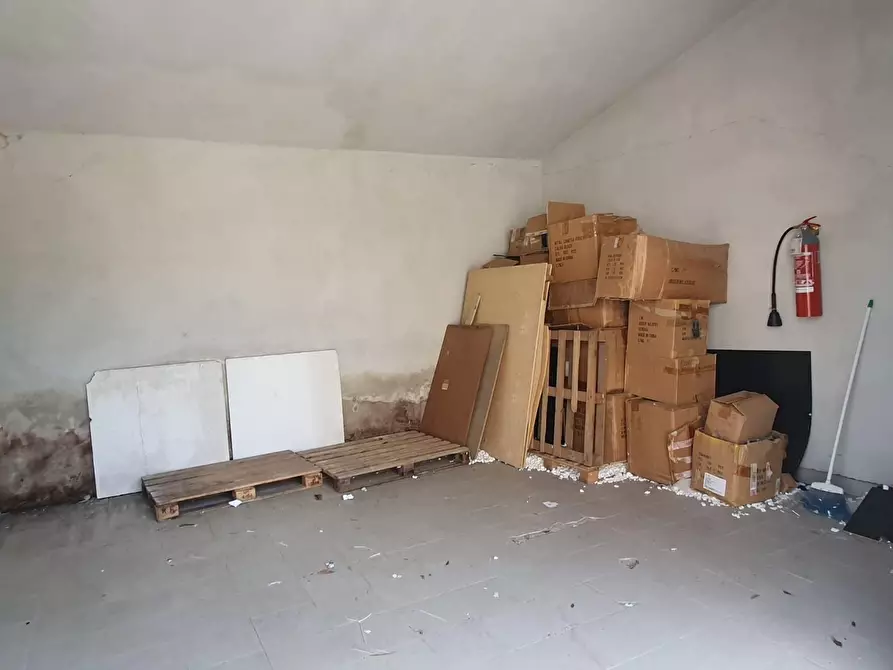 Immagine 4 di Locale commerciale in vendita  a Peccioli