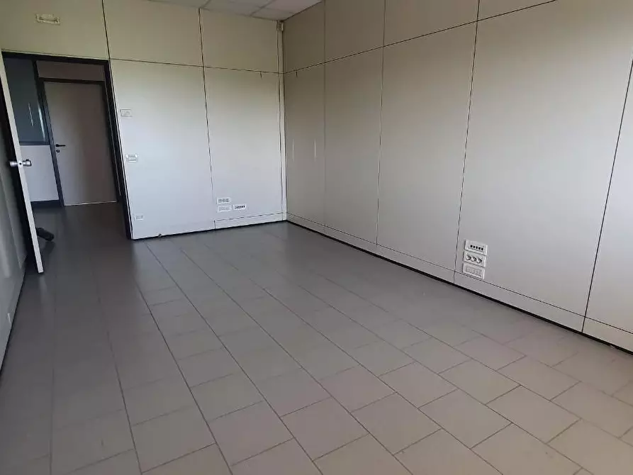 Immagine 7 di Ufficio in affitto  a Porcari