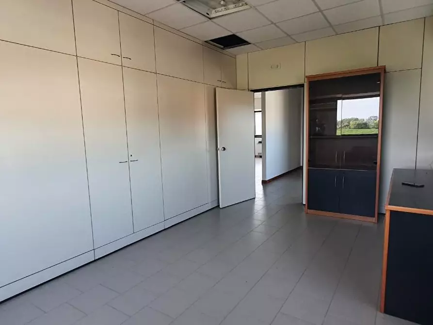 Immagine 6 di Ufficio in affitto  a Porcari