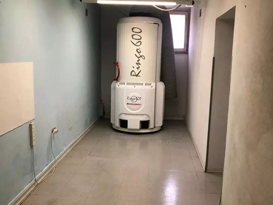 Immagine 5 di Locale commerciale in affitto  a Vinci