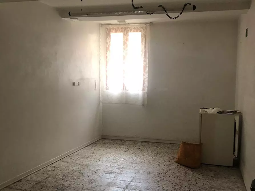 Immagine 4 di Locale commerciale in affitto  a Vinci