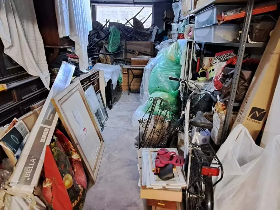 Immagine 24 di Garage in vendita  a Livorno