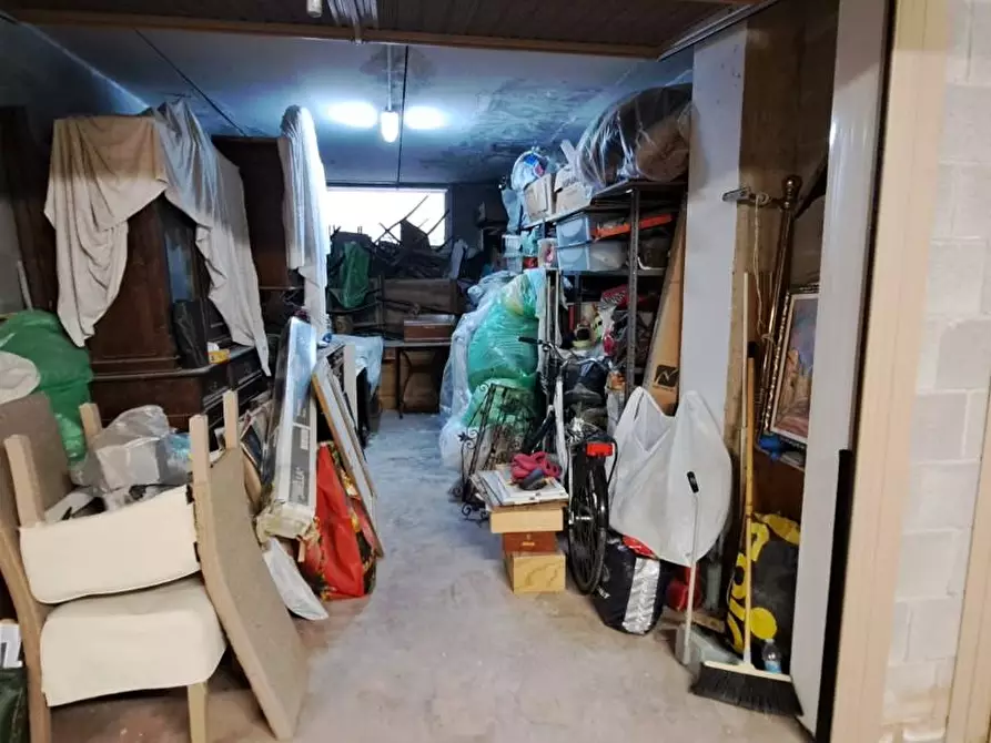 Immagine 5 di Garage in vendita  a Livorno