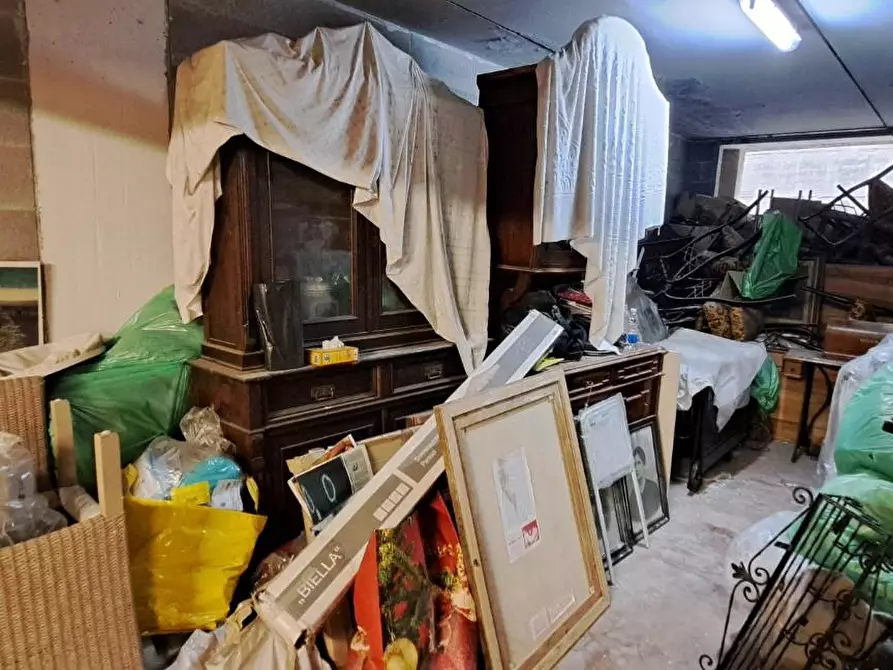 Immagine 19 di Garage in vendita  a Livorno