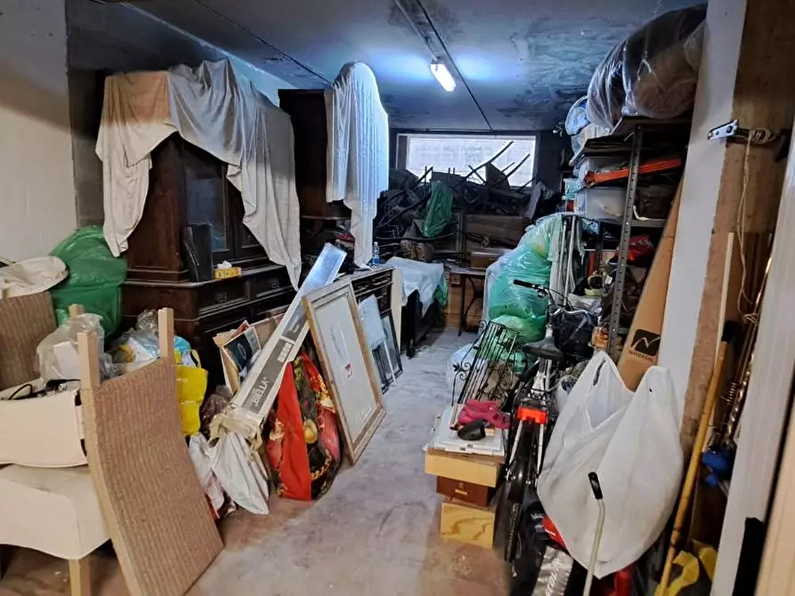 Immagine 11 di Garage in vendita  a Livorno