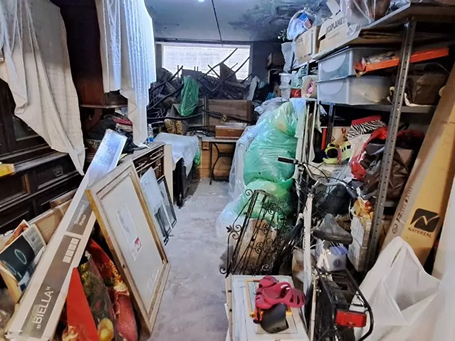 Immagine 23 di Garage in vendita  a Livorno