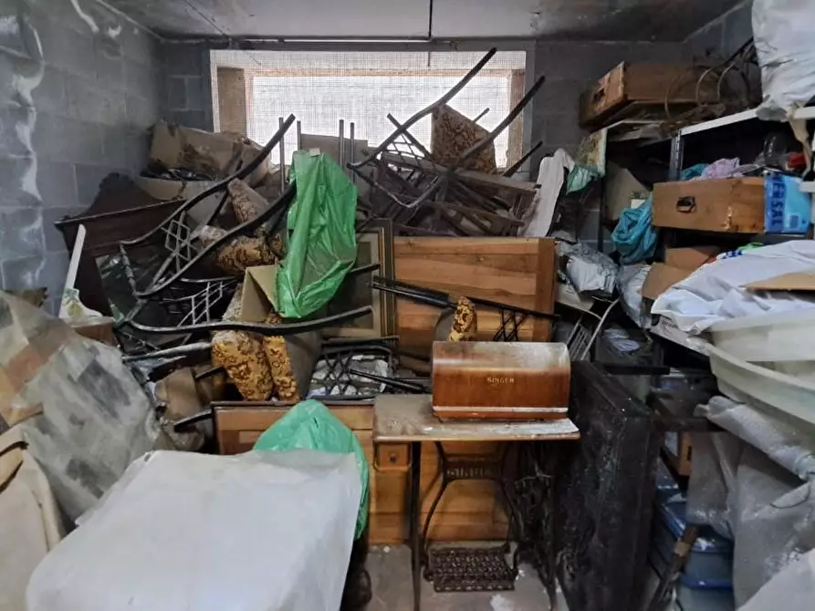 Immagine 12 di Garage in vendita  a Livorno