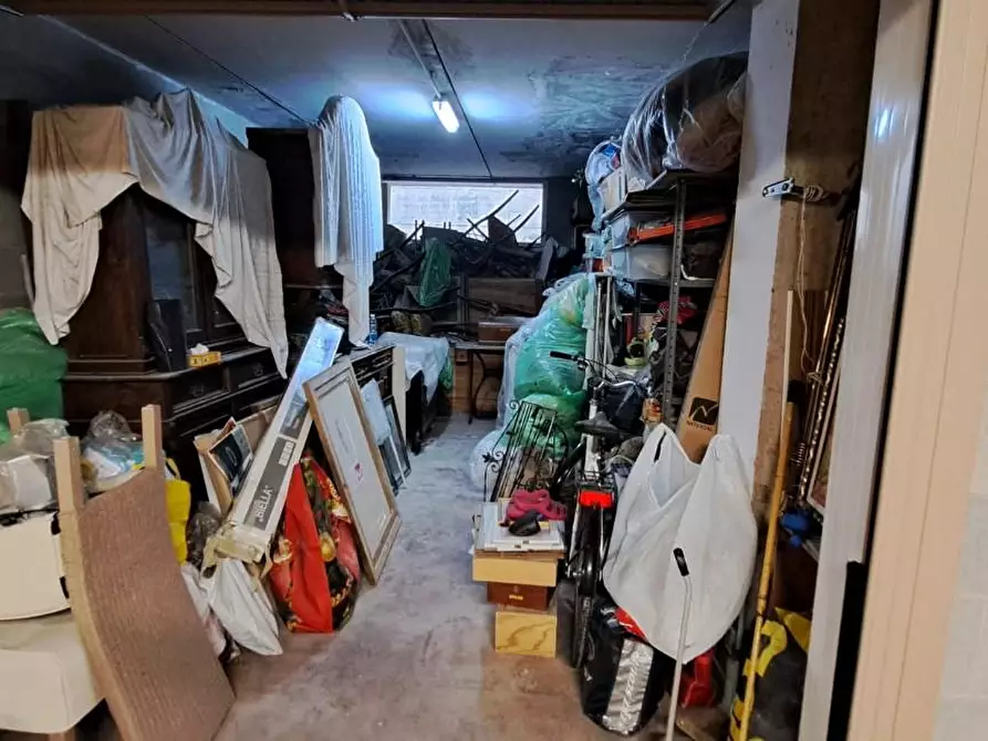 Immagine 10 di Garage in vendita  a Livorno