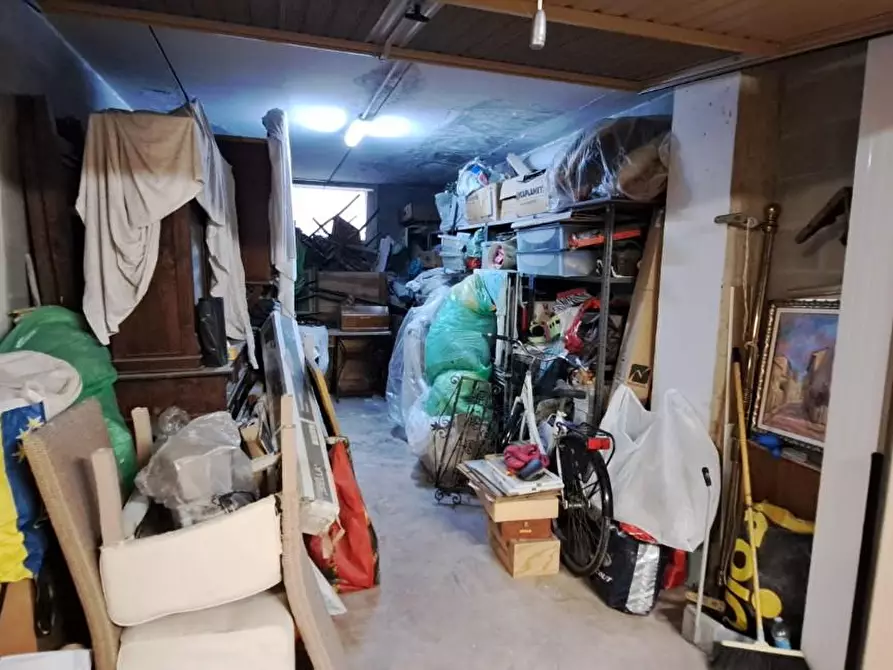 Immagine 2 di Garage in vendita  a Livorno