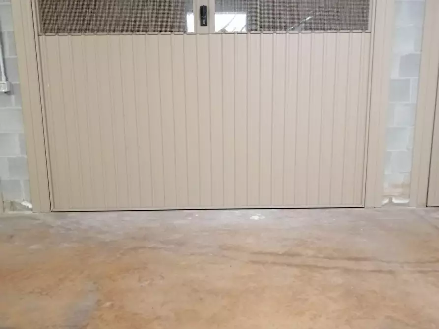 Immagine 7 di Garage in vendita  a Livorno