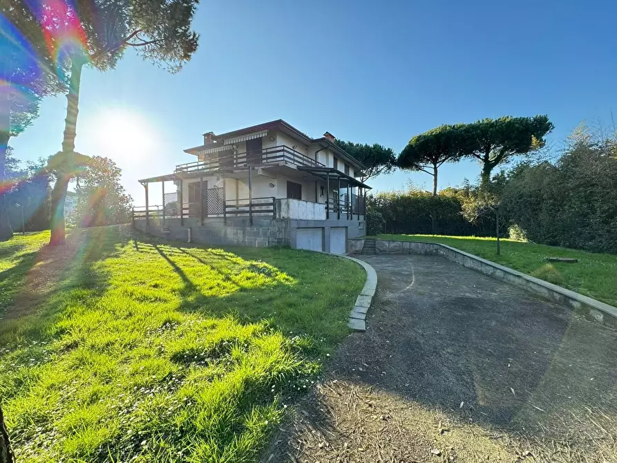 Immagine 33 di Villa in vendita  a Massa