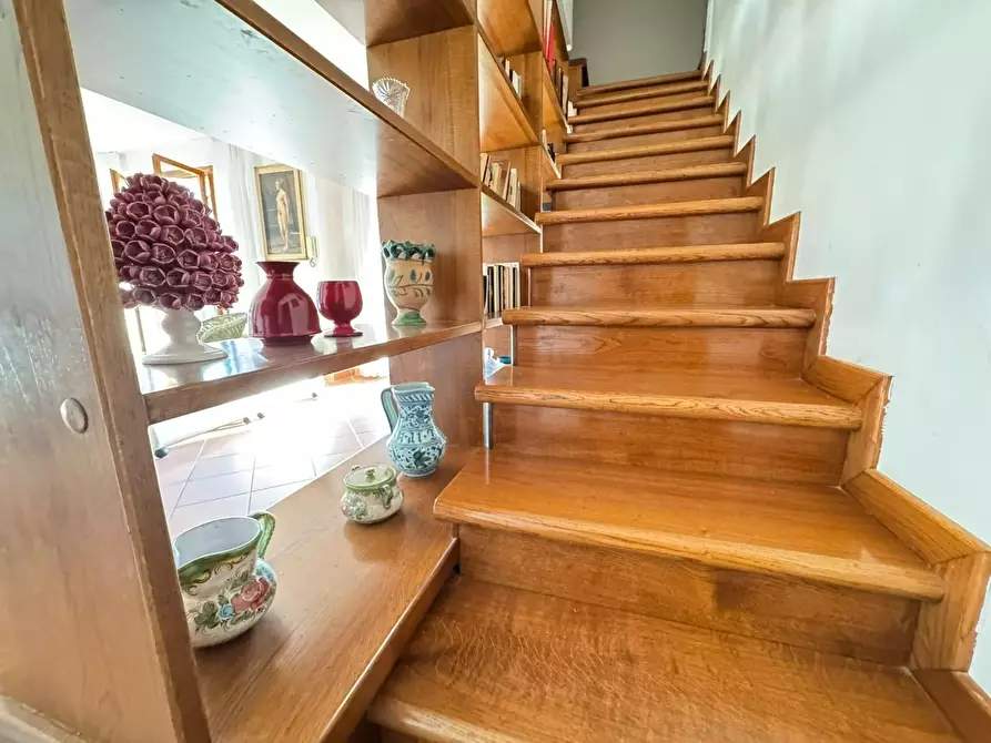 Immagine 61 di Villa in vendita  a Massa