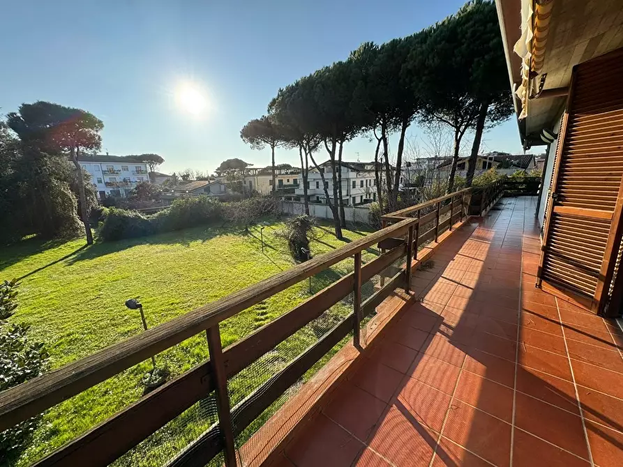 Immagine 41 di Villa in vendita  a Massa