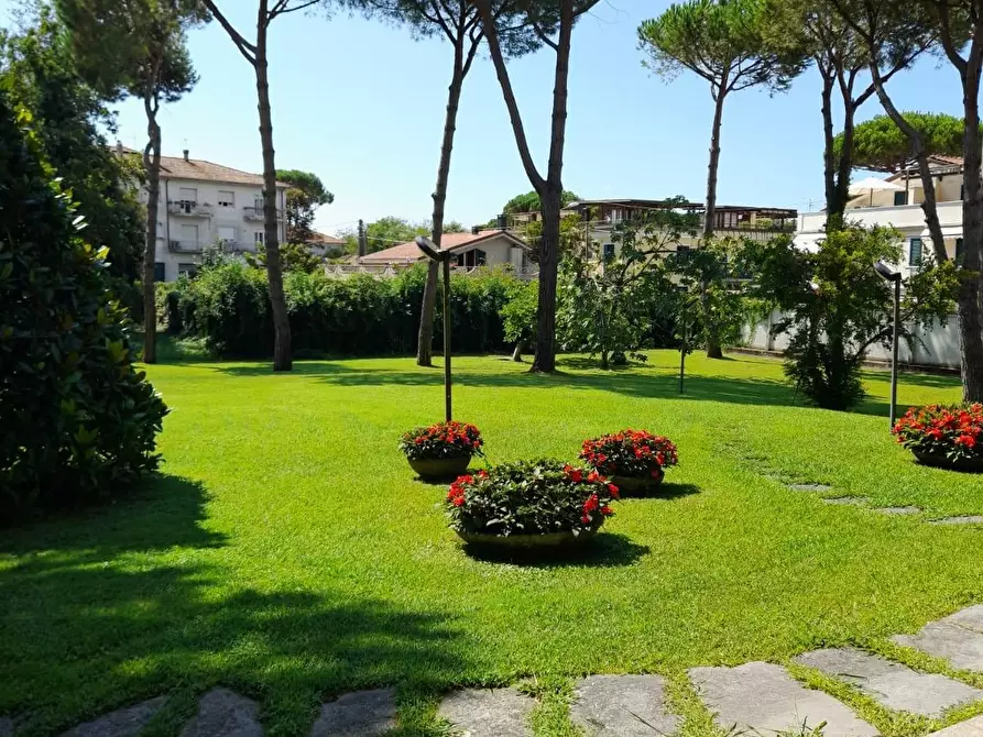 Immagine 8 di Villa in vendita  a Massa