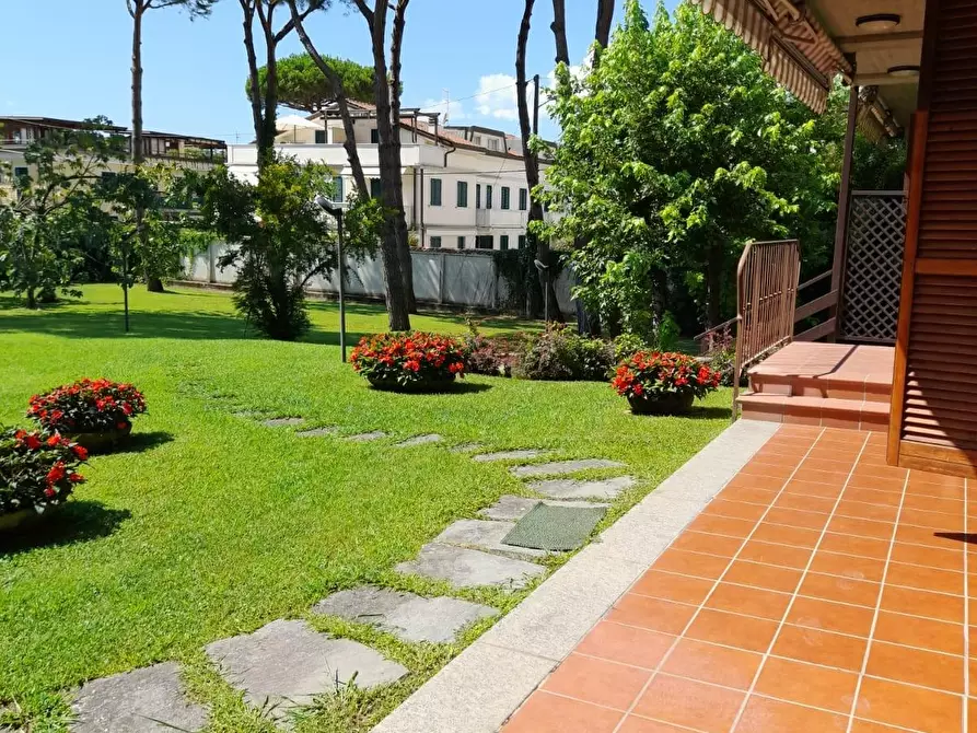 Immagine 59 di Villa in vendita  a Massa