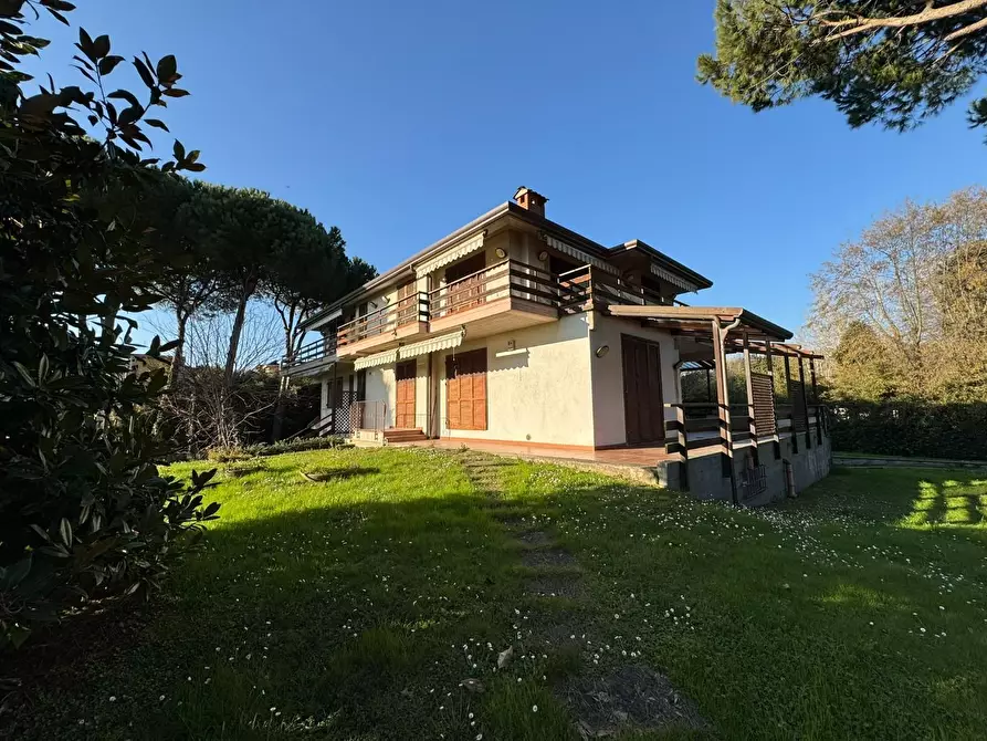 Immagine 34 di Villa in vendita  a Massa