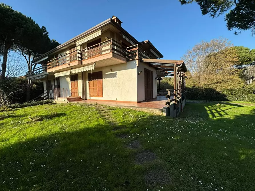 Immagine 20 di Villa in vendita  a Massa
