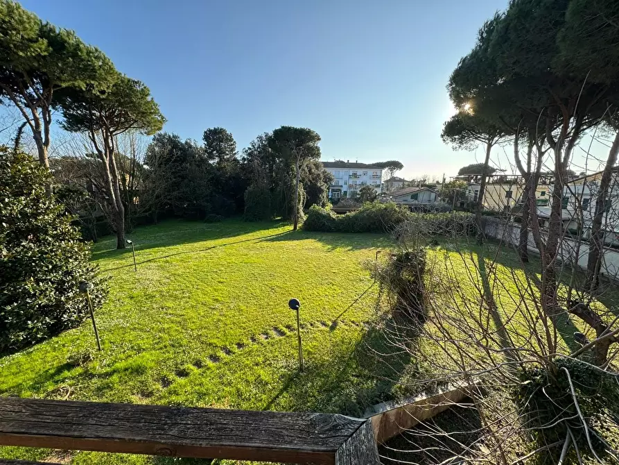 Immagine 50 di Villa in vendita  a Massa