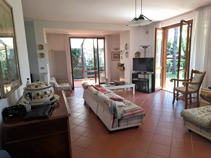 Immagine 18 di Villa in vendita  a Massa