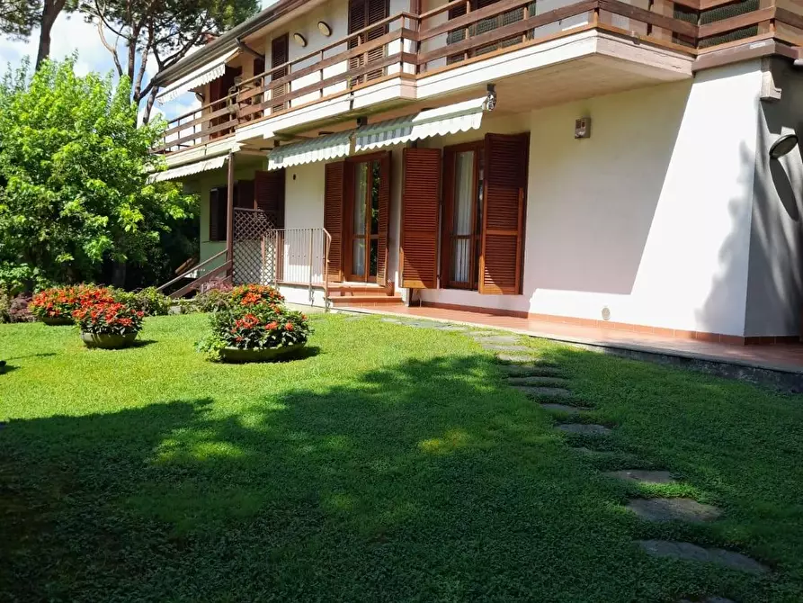 Immagine 9 di Villa in vendita  a Massa