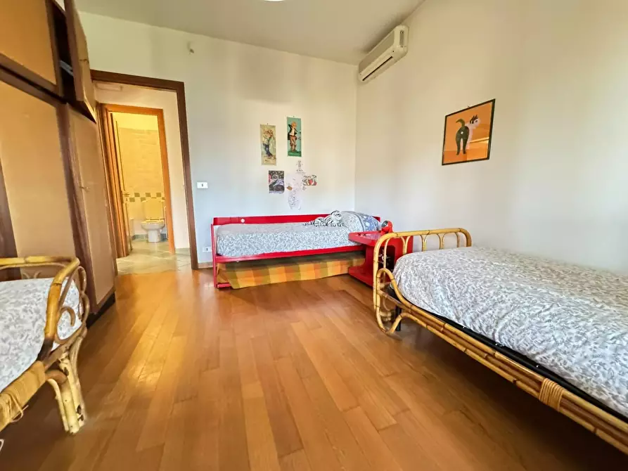 Immagine 42 di Villa in vendita  a Massa