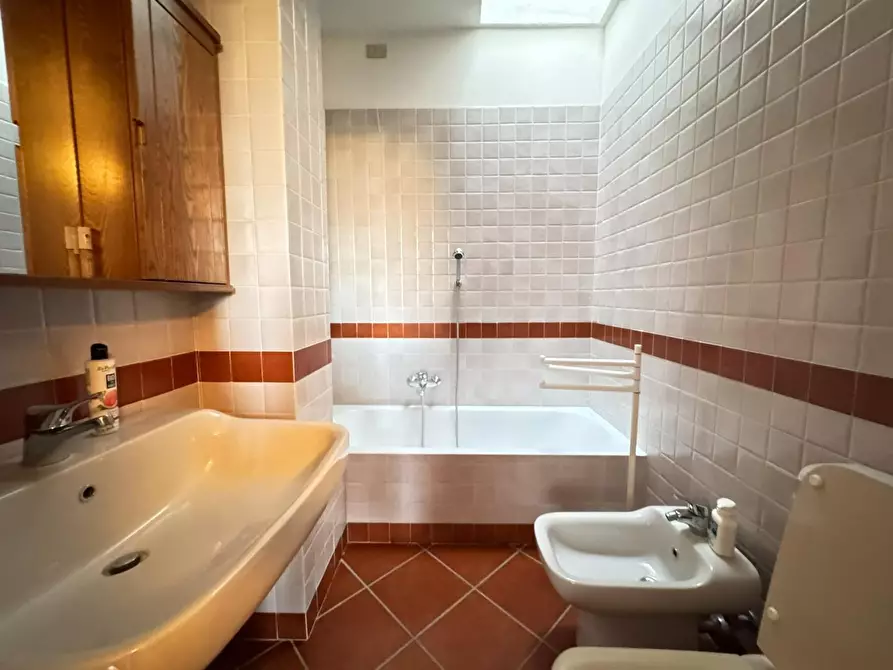 Immagine 52 di Villa in vendita  a Massa