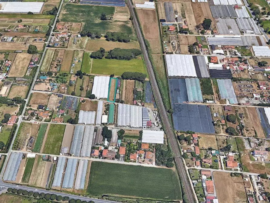 Immagine 1 di Terreno agricolo in vendita  a Viareggio