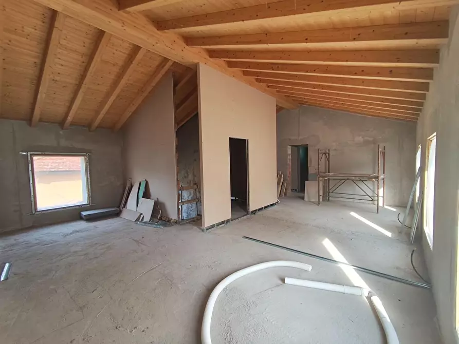 Immagine 12 di Appartamento in vendita  a Lucca