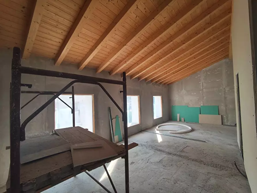 Immagine 16 di Appartamento in vendita  a Lucca