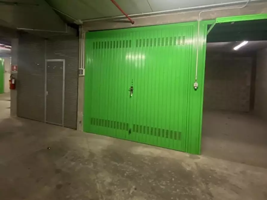 Immagine 1 di Garage in vendita  a Torino