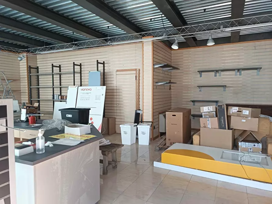 Immagine 3 di Locale commerciale in vendita  a Barga