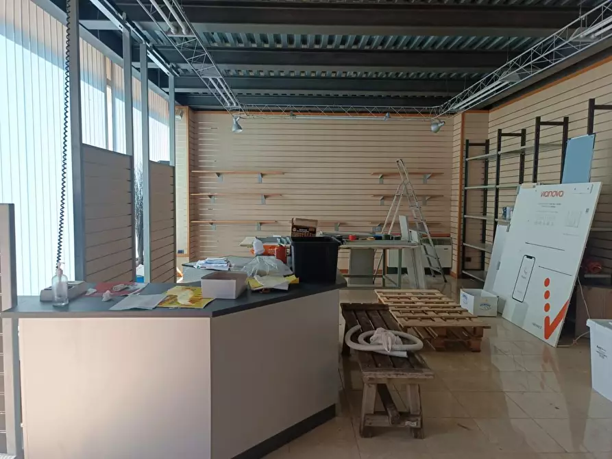 Immagine 4 di Locale commerciale in vendita  a Barga