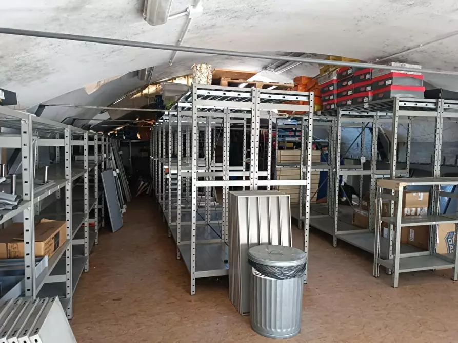 Immagine 6 di Locale commerciale in vendita  a Barga