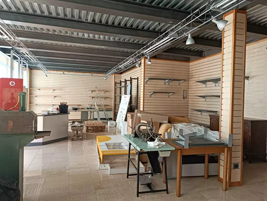 Immagine 2 di Locale commerciale in vendita  a Barga