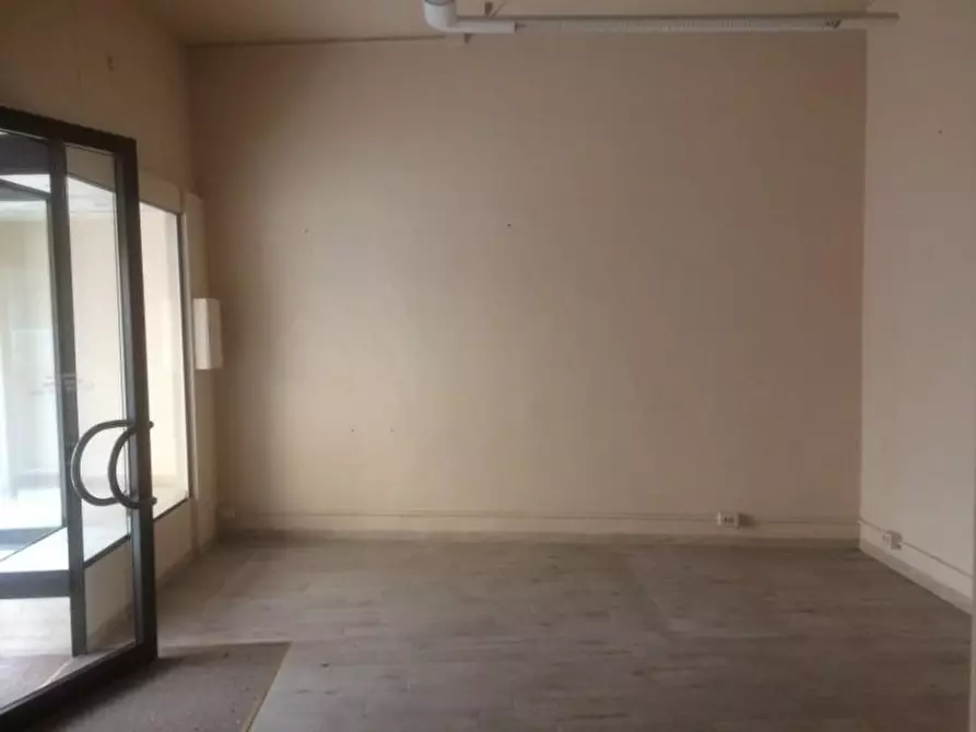 Immagine 6 di Negozio in affitto  a Poggibonsi