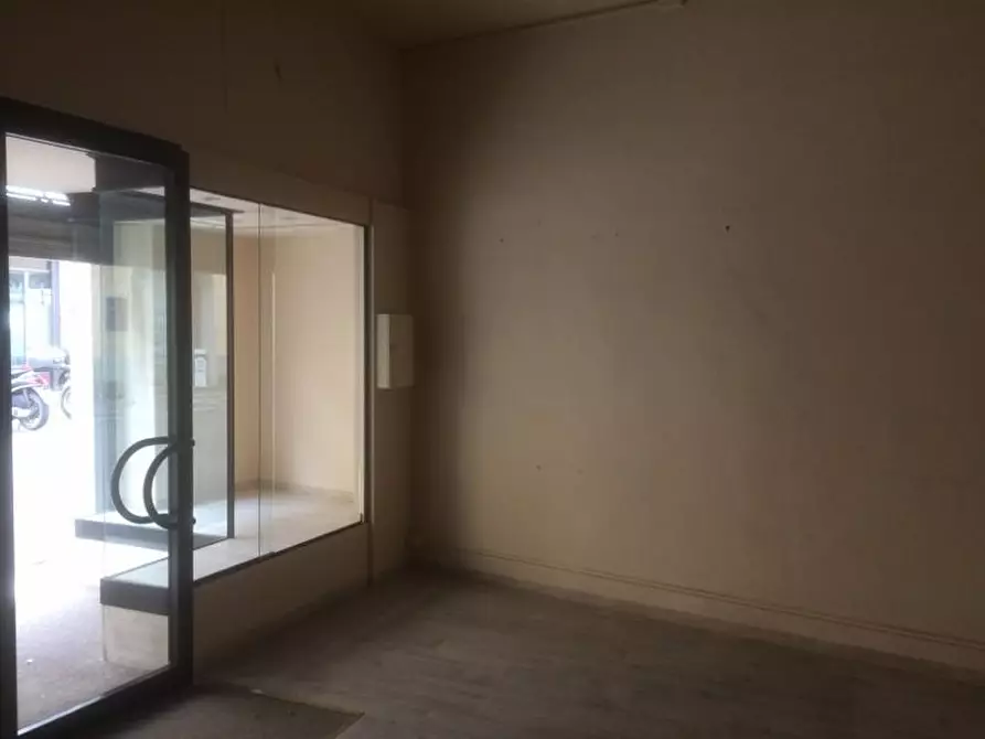 Immagine 2 di Negozio in affitto  a Poggibonsi