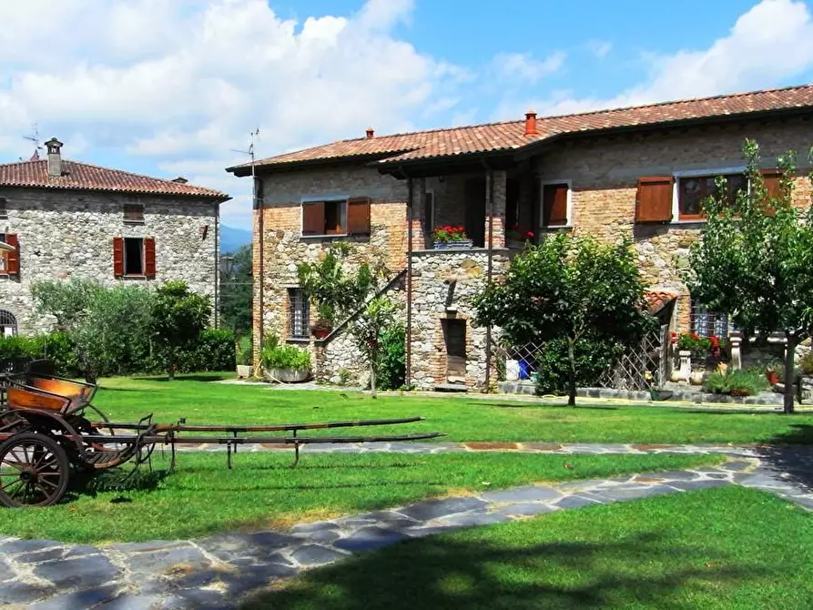 Immagine 1 di Casa colonica in vendita  a Villafranca In Lunigiana