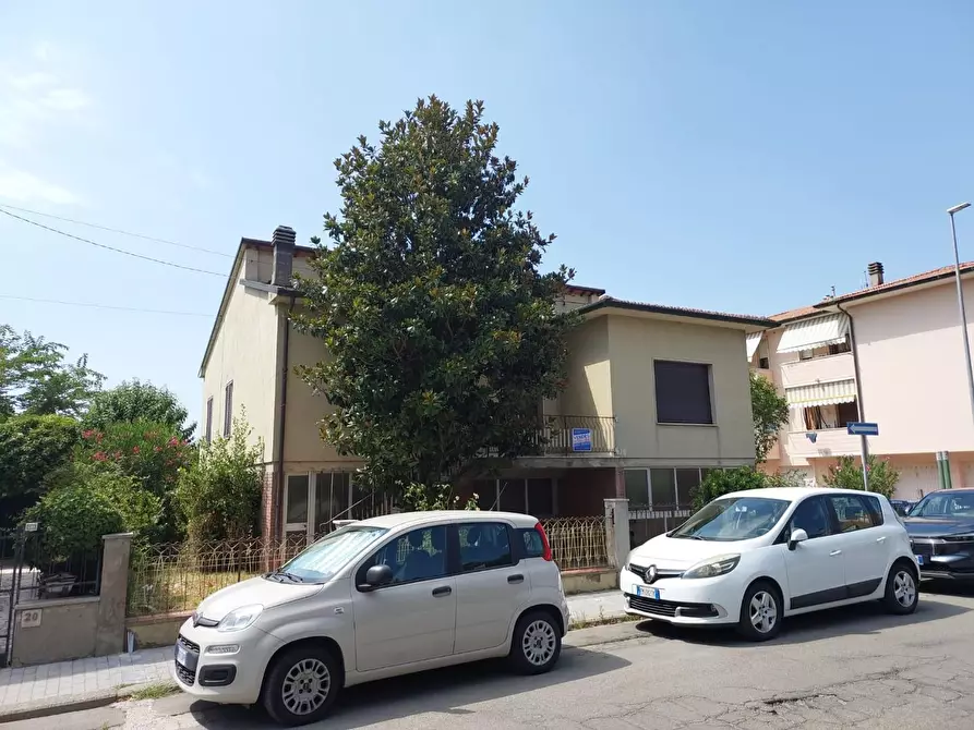 Immagine 1 di Villa in vendita  a Pontedera