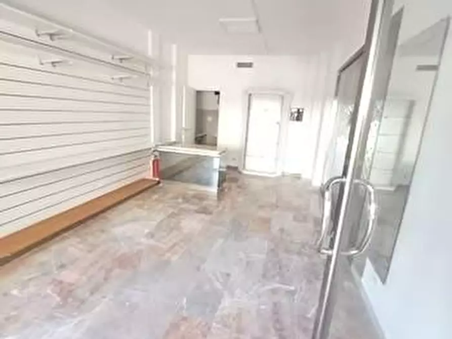 Immagine 2 di Locale commerciale in affitto  a Pisa